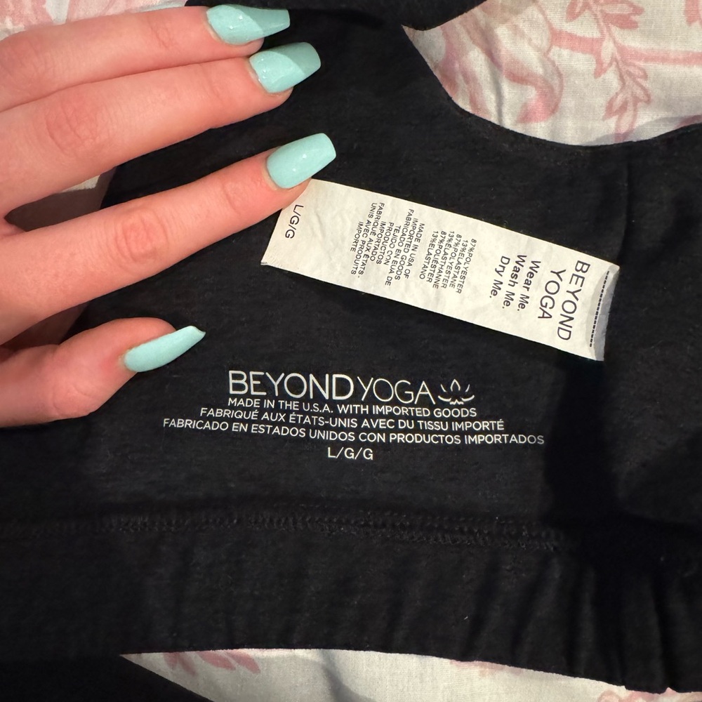 Beyond Yoga Black V-Neck Bra - Picture 3 of 3
